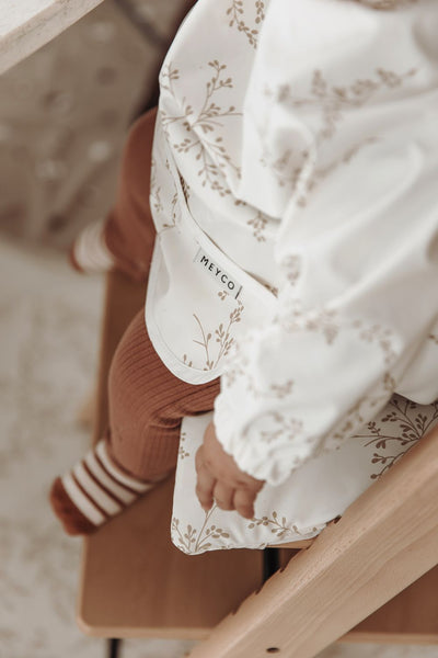 Meyco Baby - Bib with sleeves - Branches Sand