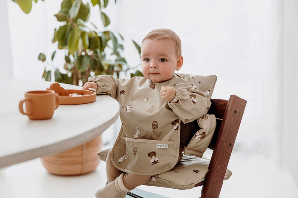 Meyco Baby - Bib with sleeves - Branches Sand